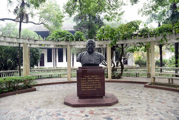 桐中创始人吴汝纶像